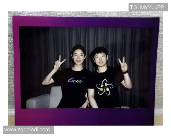 足球明星与球迷亲密合影高清图片展现激情瞬间与友谊时刻 足球明星与球迷亲密合影高清图片展现激情瞬间与友谊时刻